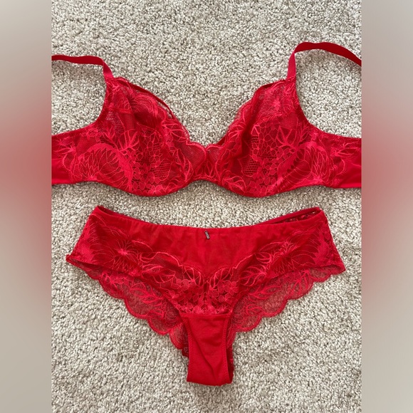 Chantelle bra and panties - Picture 1 of 15